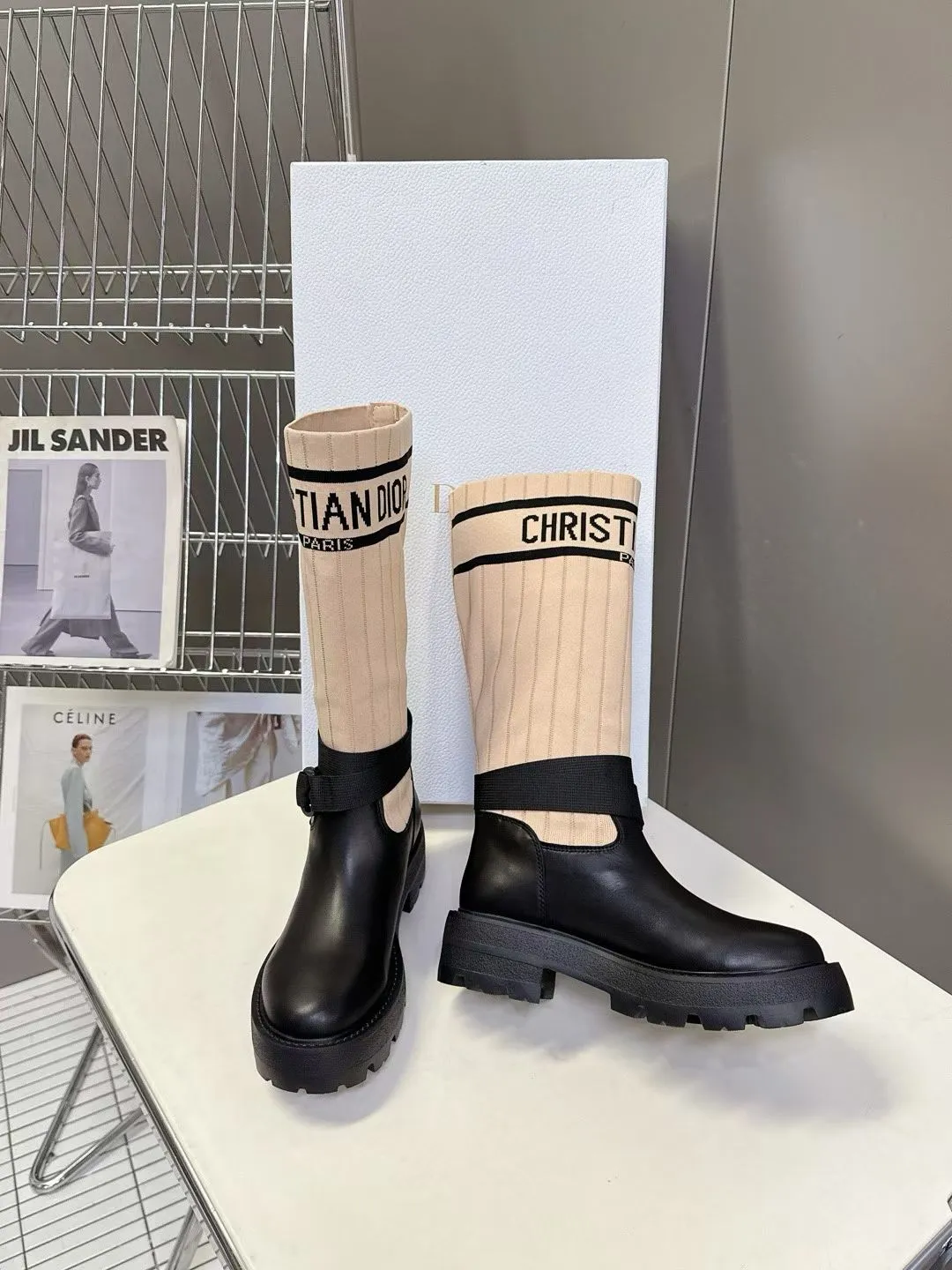 👟👟Ex-factory price 560👟👟Dior color matching new boots for autumn and winter, the latest flying woven letter logo for autumn and winter, round-toe high-top knight boots for women, the same style for celebrity Narna Qian and the same style for Yi Mengling. Material: First-layer cowhide spliced ​​with fly-knit fabric, sheepskin lining for feet, original molded TPU outsole Size: 35-40 yards